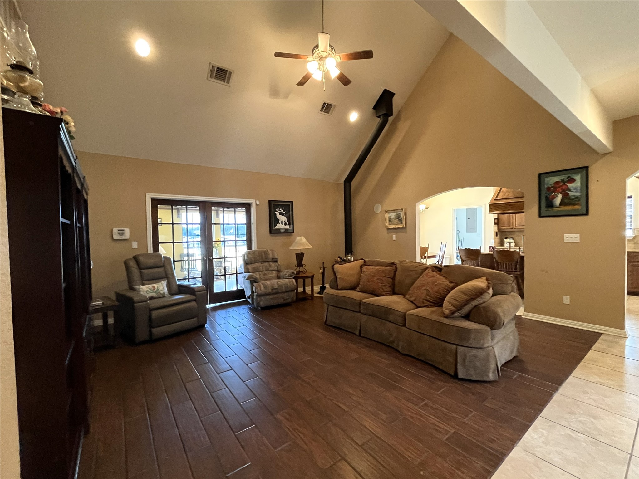 19846 Post Oak Loop Thornton, TX 76687 - Photo 24 of 44 a living room with furniture and a flat screen tv