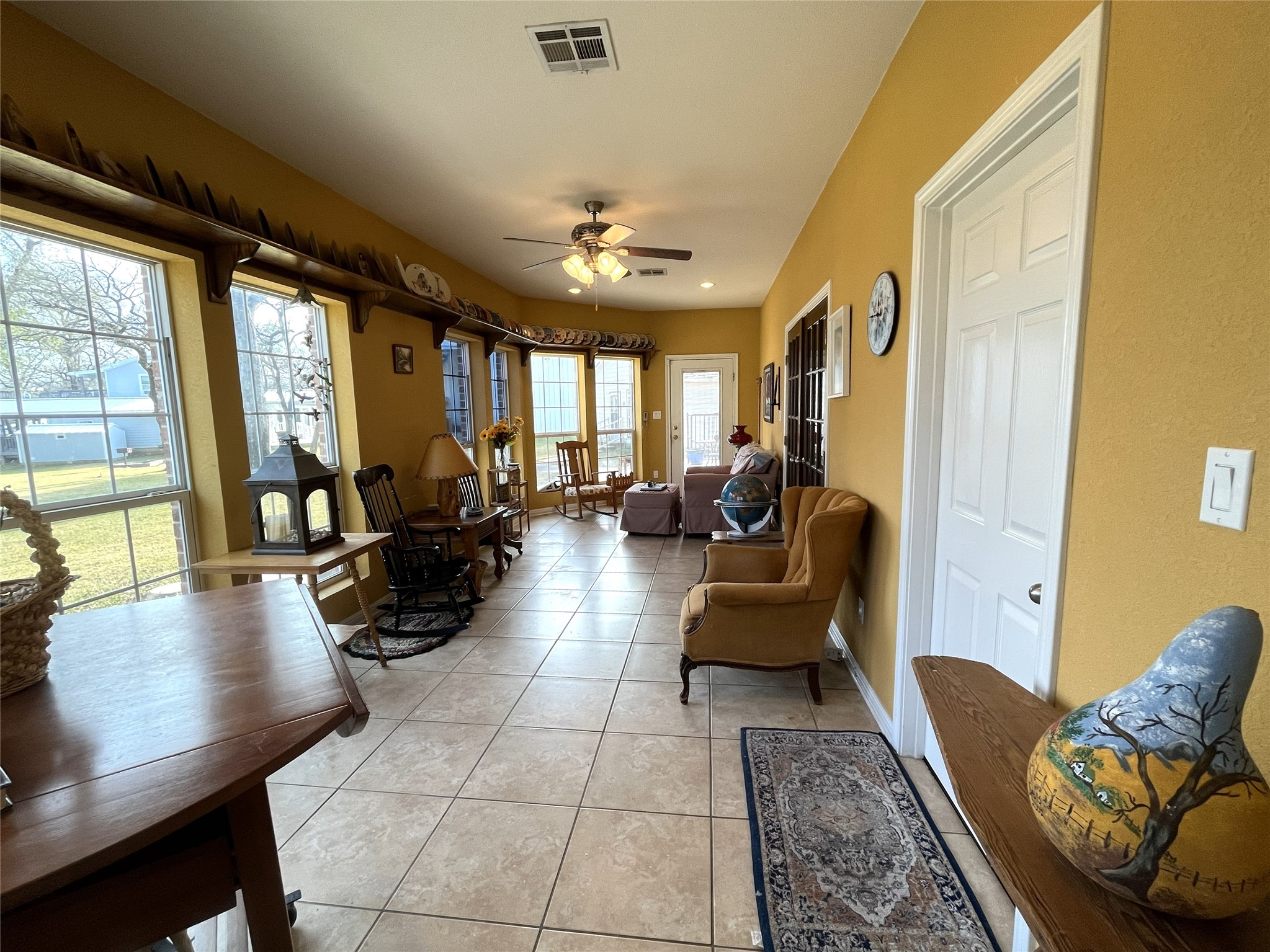 19846 Post Oak Loop Thornton, TX 76687 - Photo 27 of 44 a living room with furniture and a large window