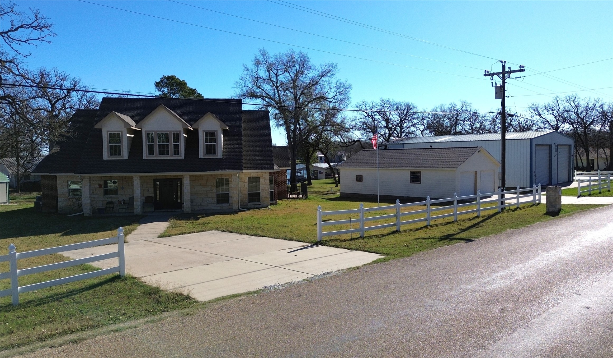 19846 Post Oak Loop Thornton, TX 76687 - Photo 38 of 44 a front view of a house with a garden