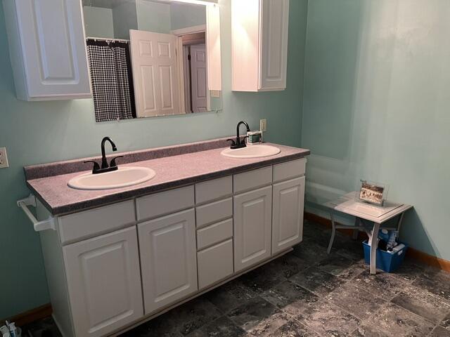 2504 South 8th Street Manitowoc, WI 54220 - Photo 21 of 24 Up bath
