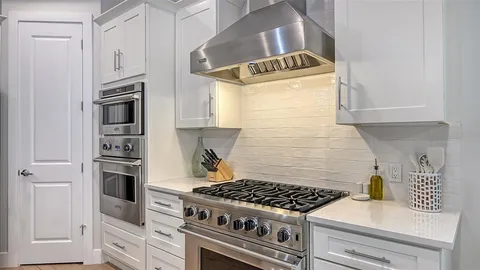 $2,995,000 | 1537 Siesta Drive, Sarasota, FL 34239