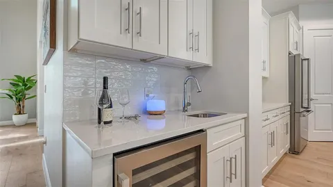 $2,995,000 | 1537 Siesta Drive, Sarasota, FL 34239