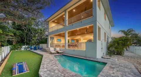 $2,995,000 | 1537 Siesta Drive, Sarasota, FL 34239