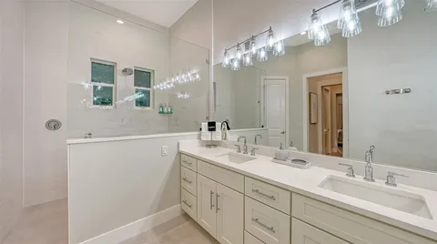 $2,995,000 | 1537 Siesta Drive, Sarasota, FL 34239