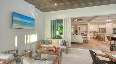 $2,995,000 | 1537 Siesta Drive, Sarasota, FL 34239