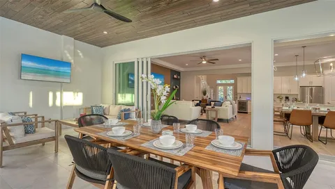 $2,995,000 | 1537 Siesta Drive, Sarasota, FL 34239