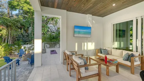 $2,995,000 | 1537 Siesta Drive, Sarasota, FL 34239