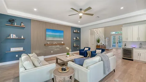$2,995,000 | 1537 Siesta Drive, Sarasota, FL 34239