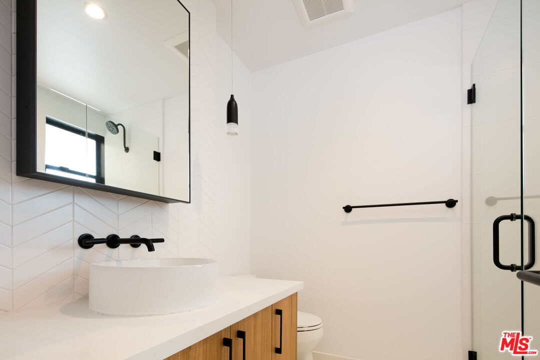 2811 3rd Street, Unit 1 Santa Monica, CA 90405 - Photo 14 of 21 a bathroom with a bathtub