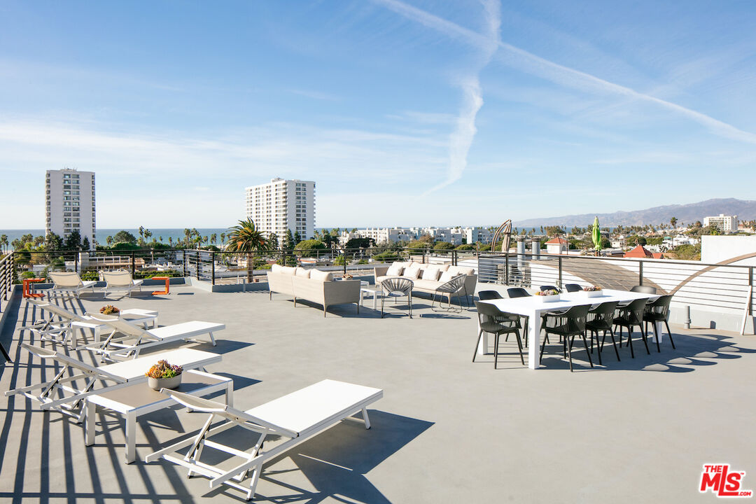 2811 3rd Street, Unit 1 Santa Monica, CA 90405 - Photo 17 of 21 a city view with sitting space