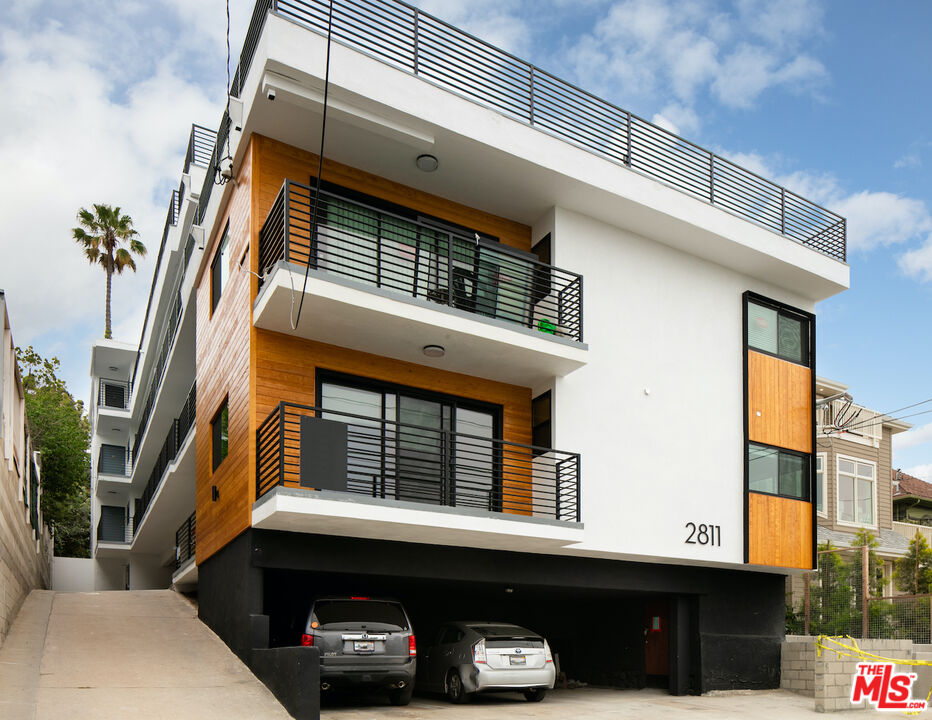 2811 3rd Street, Unit 1 Santa Monica, CA 90405 - Photo 20 of 21 a front view of a building with many windows