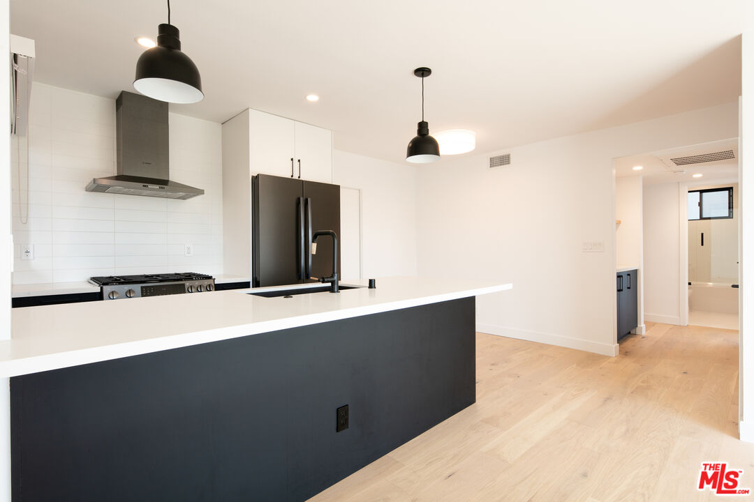 2811 3rd Street, Unit 1 Santa Monica, CA 90405 - Photo 2 of 21 a view of cabinets and wooden floor