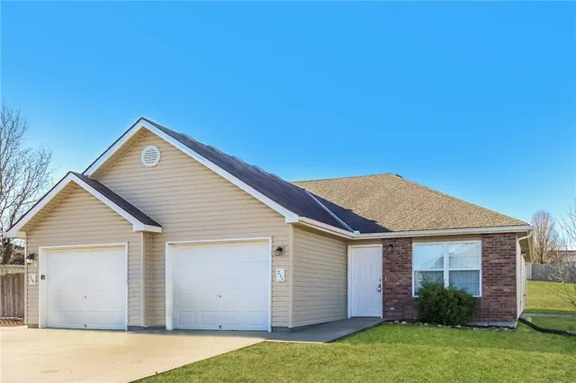 $1,370 | 211 Golfview Drive, Pleasant Hill, MO 64080