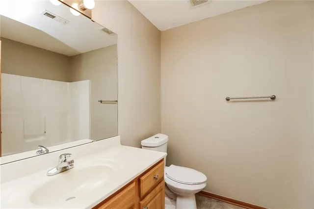 $1,370 | 211 Golfview Drive, Pleasant Hill, MO 64080