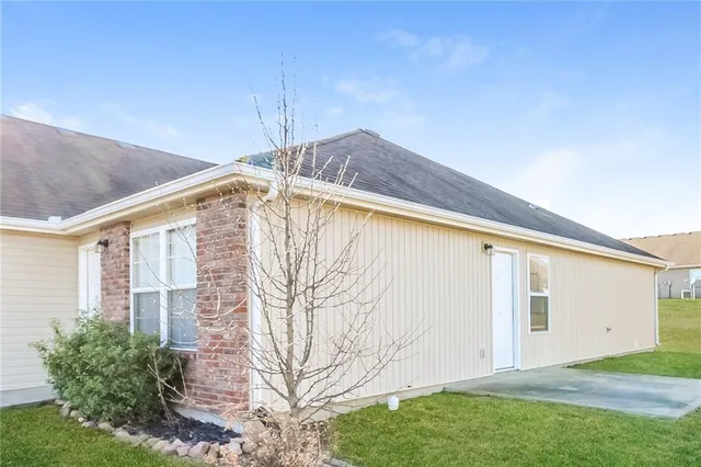 $1,370 | 211 Golfview Drive, Pleasant Hill, MO 64080