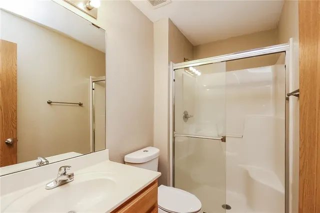 $1,370 | 211 Golfview Drive, Pleasant Hill, MO 64080