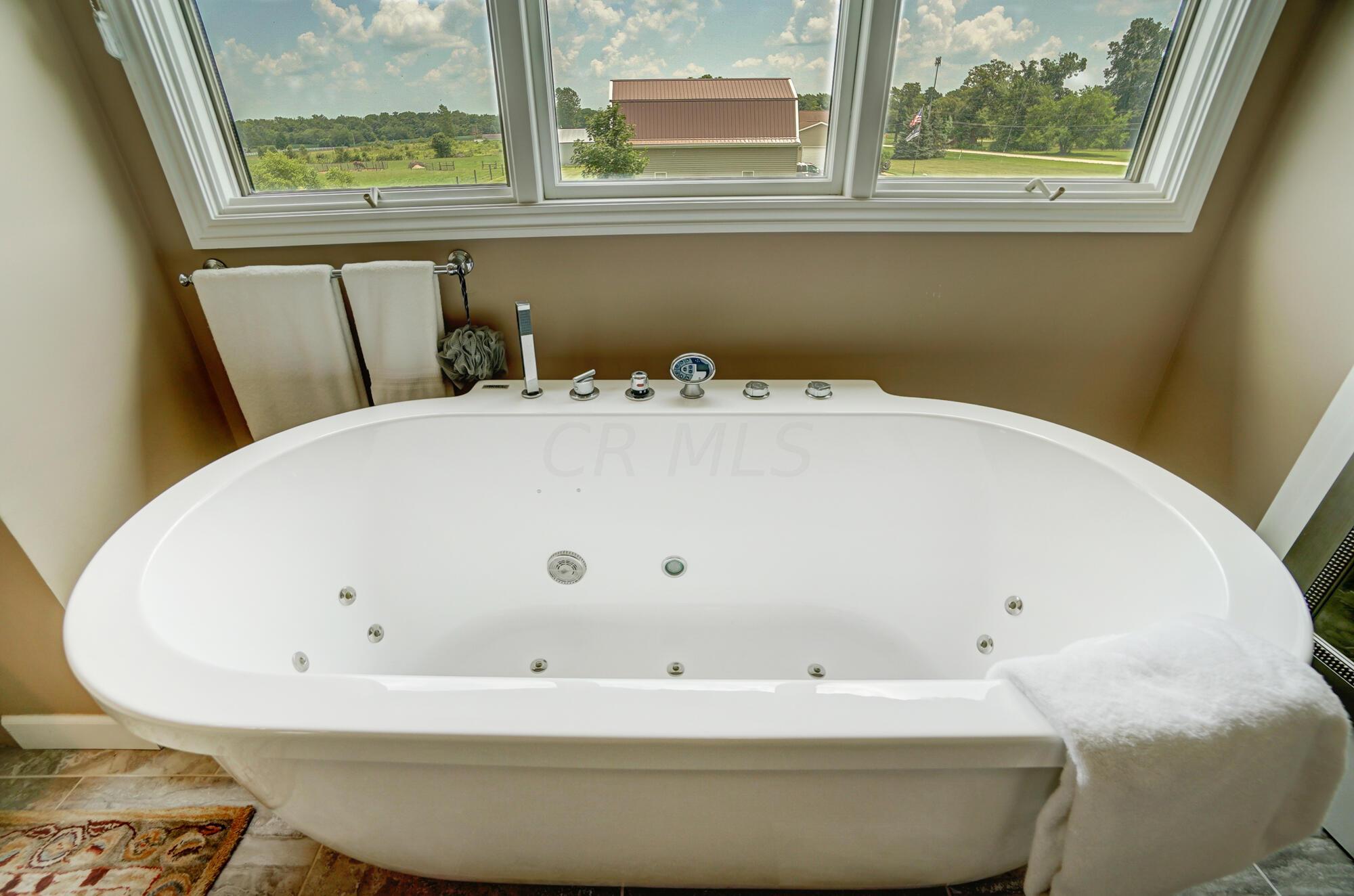 2100 Old Columbus Road London, OH 43140 - Photo 69 of 92 Whirlpool Tub