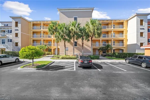 $1,995 | 4450 Botanical Pl Circle, Unit 6, Naples, FL 34112