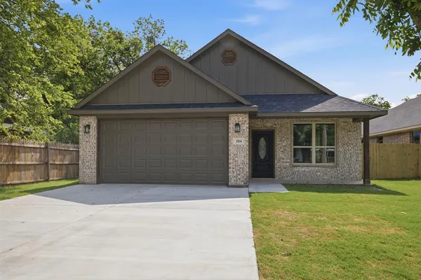 $276,000 | 304 Evans Street, Cleburne, TX 76031