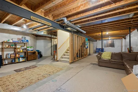 a view of livingroom with furniture