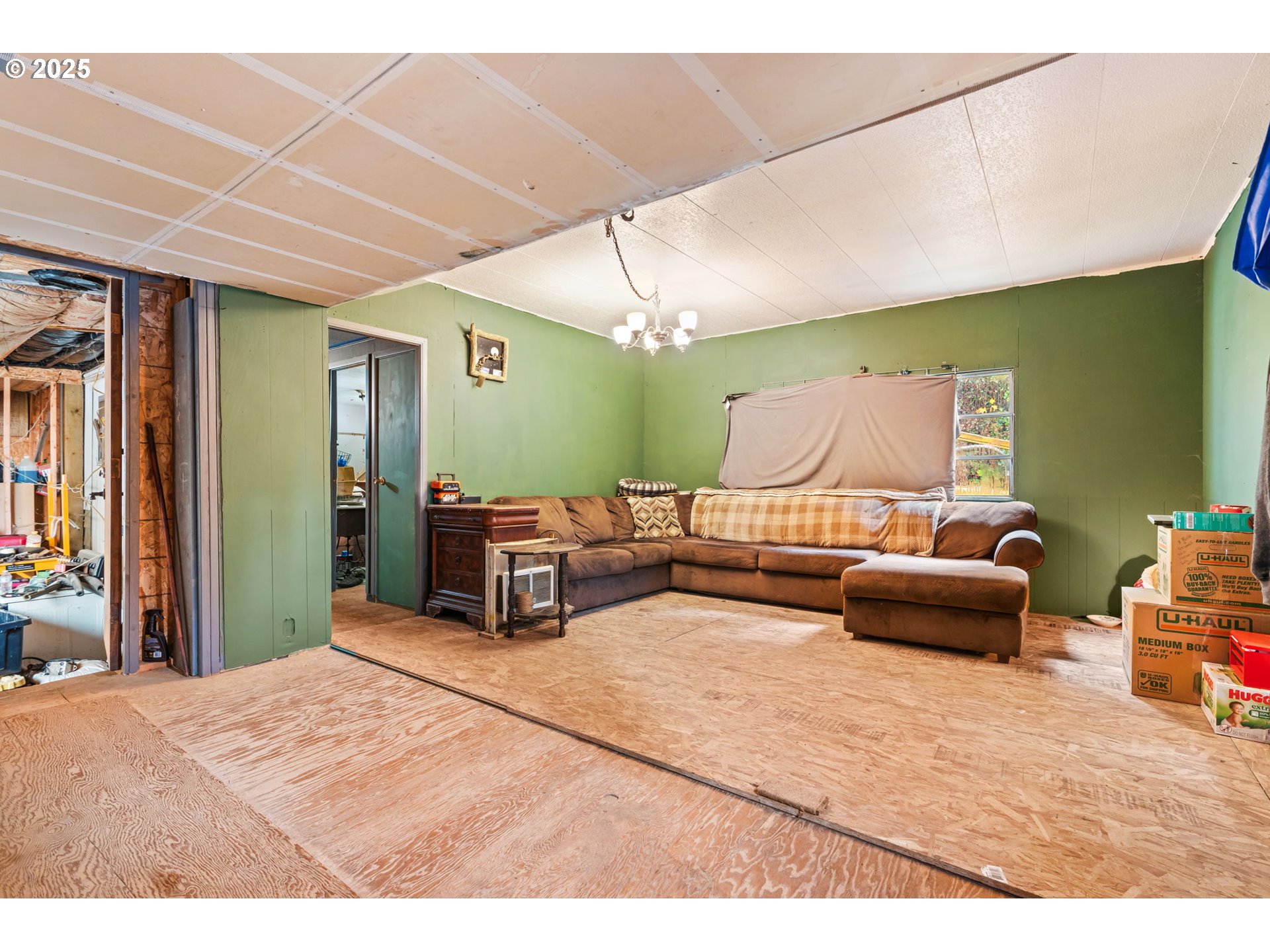 1586 King Road Winlock, WA 98596 - Photo 13 of 31 a living room with furniture and a flat screen tv