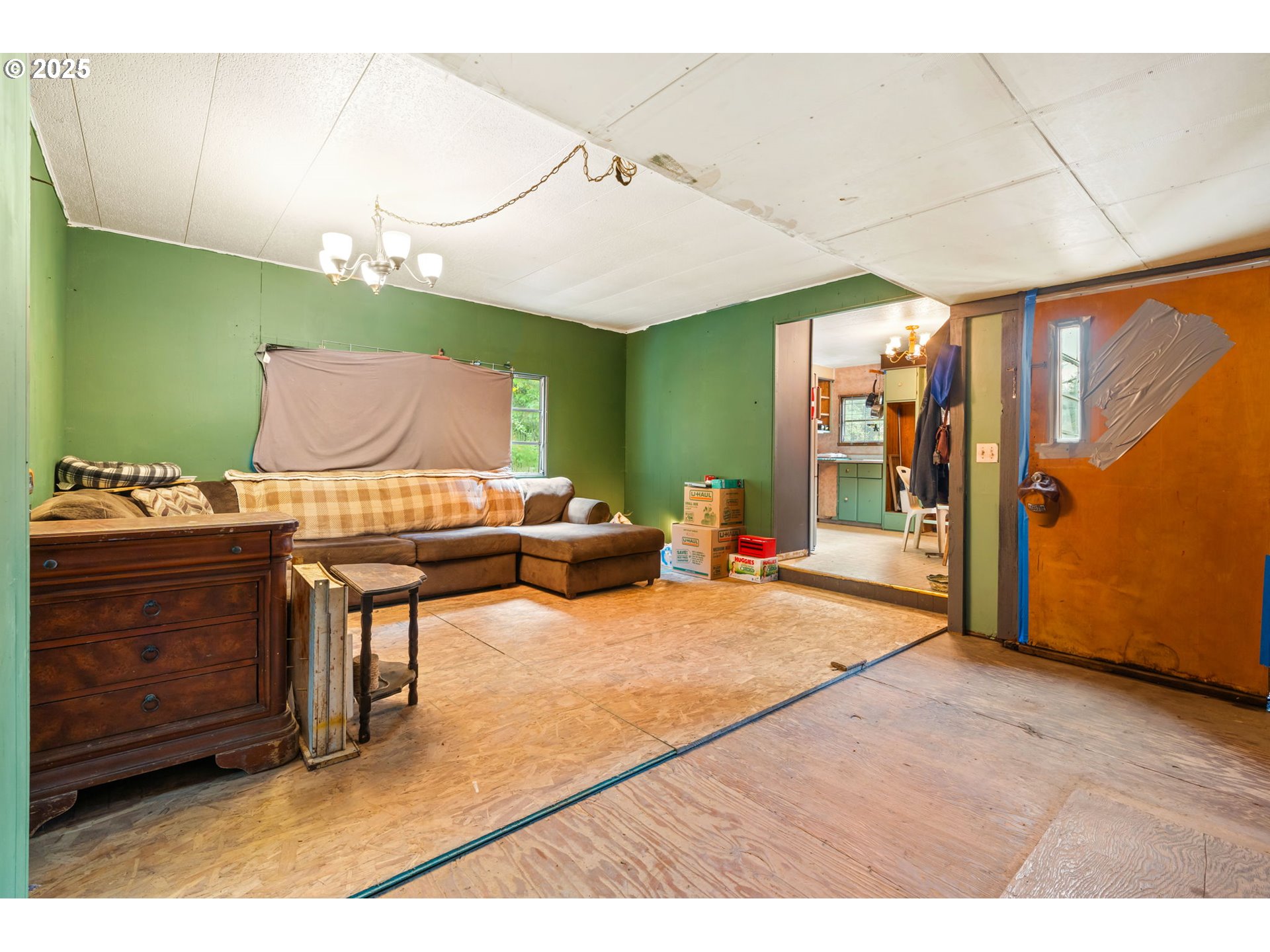 1586 King Road Winlock, WA 98596 - Photo 14 of 31 a living room with furniture and a flat screen tv