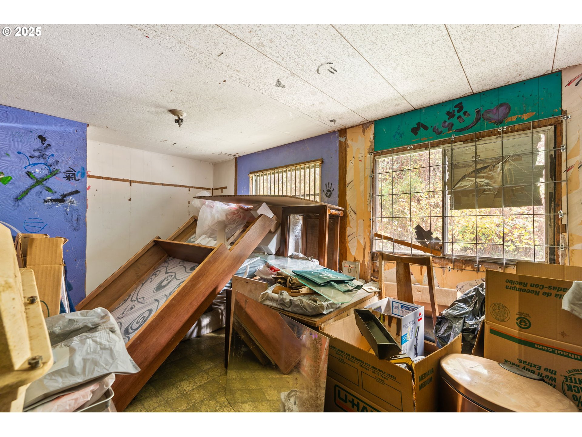 1586 King Road Winlock, WA 98596 - Photo 21 of 31 a living room with furniture a flat screen tv and a window