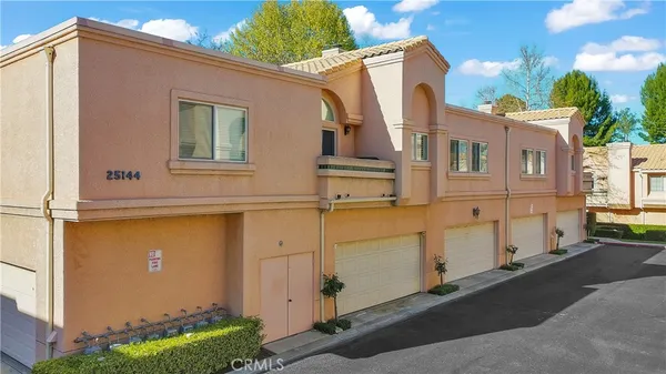 a view of a house with backyard