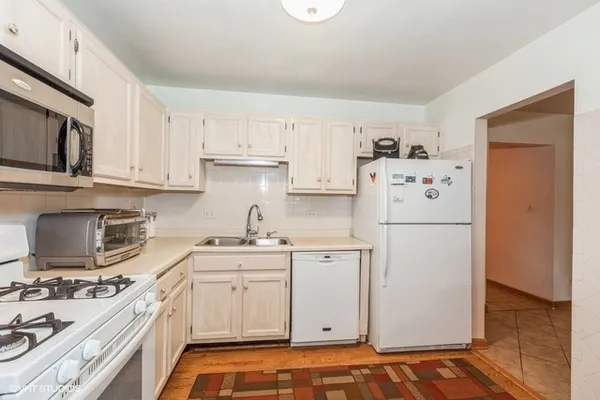 $2,000 | 7050 Brighton Court, Unit 101, Woodridge, IL 60517