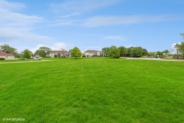 $2,000 | 7050 Brighton Court, Unit 101, Woodridge, IL 60517