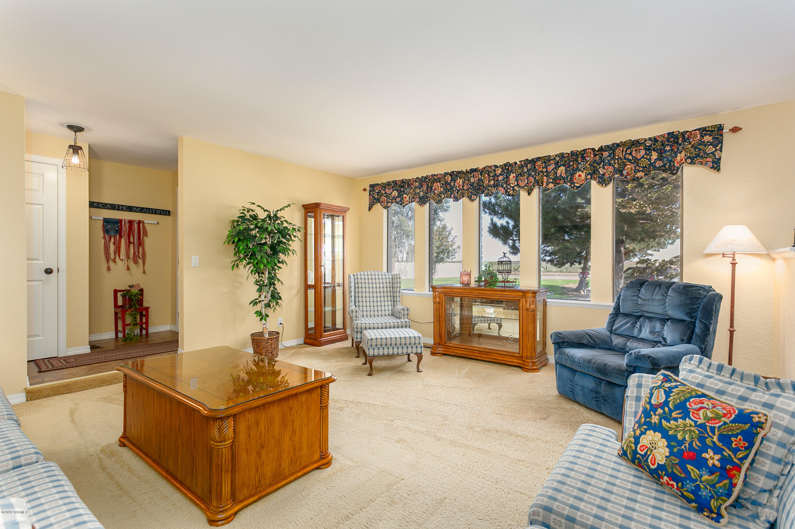 2770 South Satus Road Toppenish, WA 98948 - Photo 2 of 41 a living room with furniture and a large window