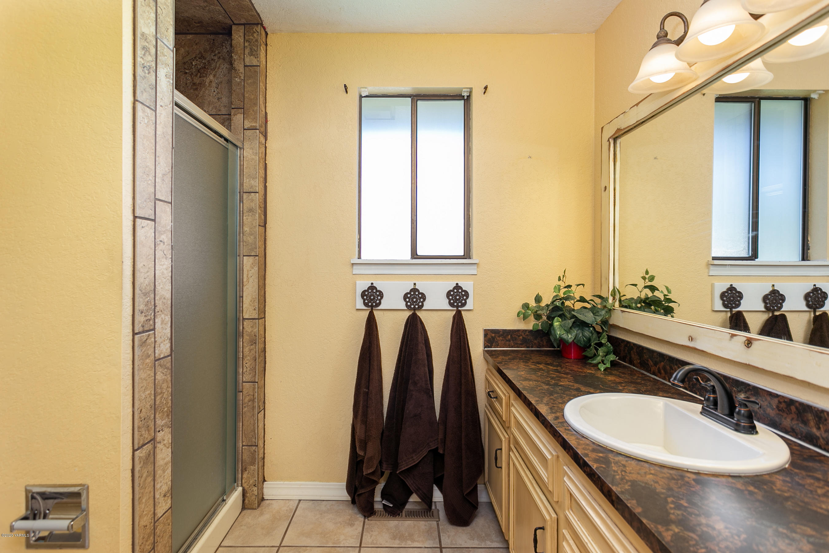 2770 South Satus Road Toppenish, WA 98948 - Photo 16 of 41 a bathroom with a double vanity sink and a mirror