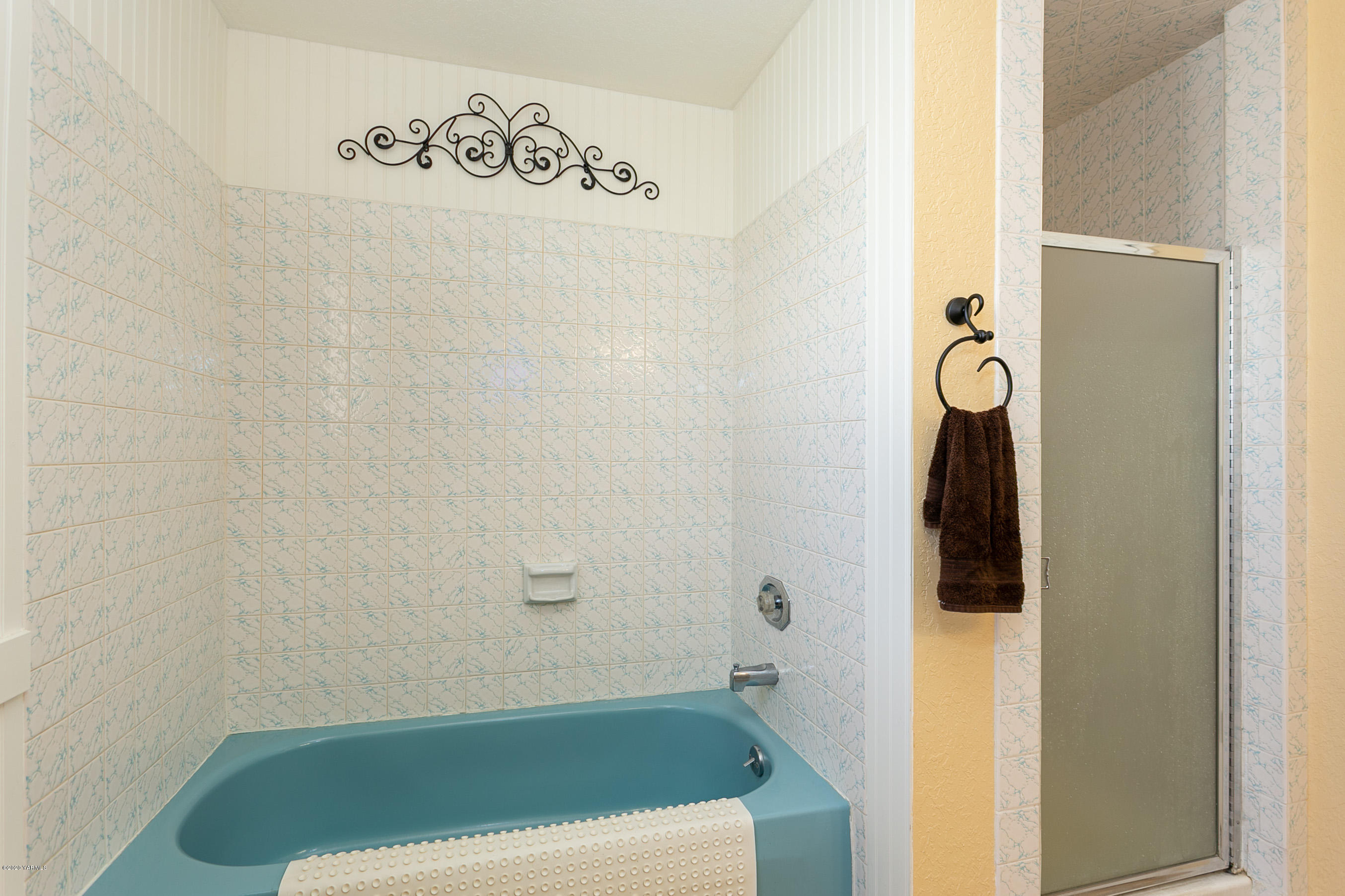 2770 South Satus Road Toppenish, WA 98948 - Photo 19 of 41 a bathroom with a bathtub