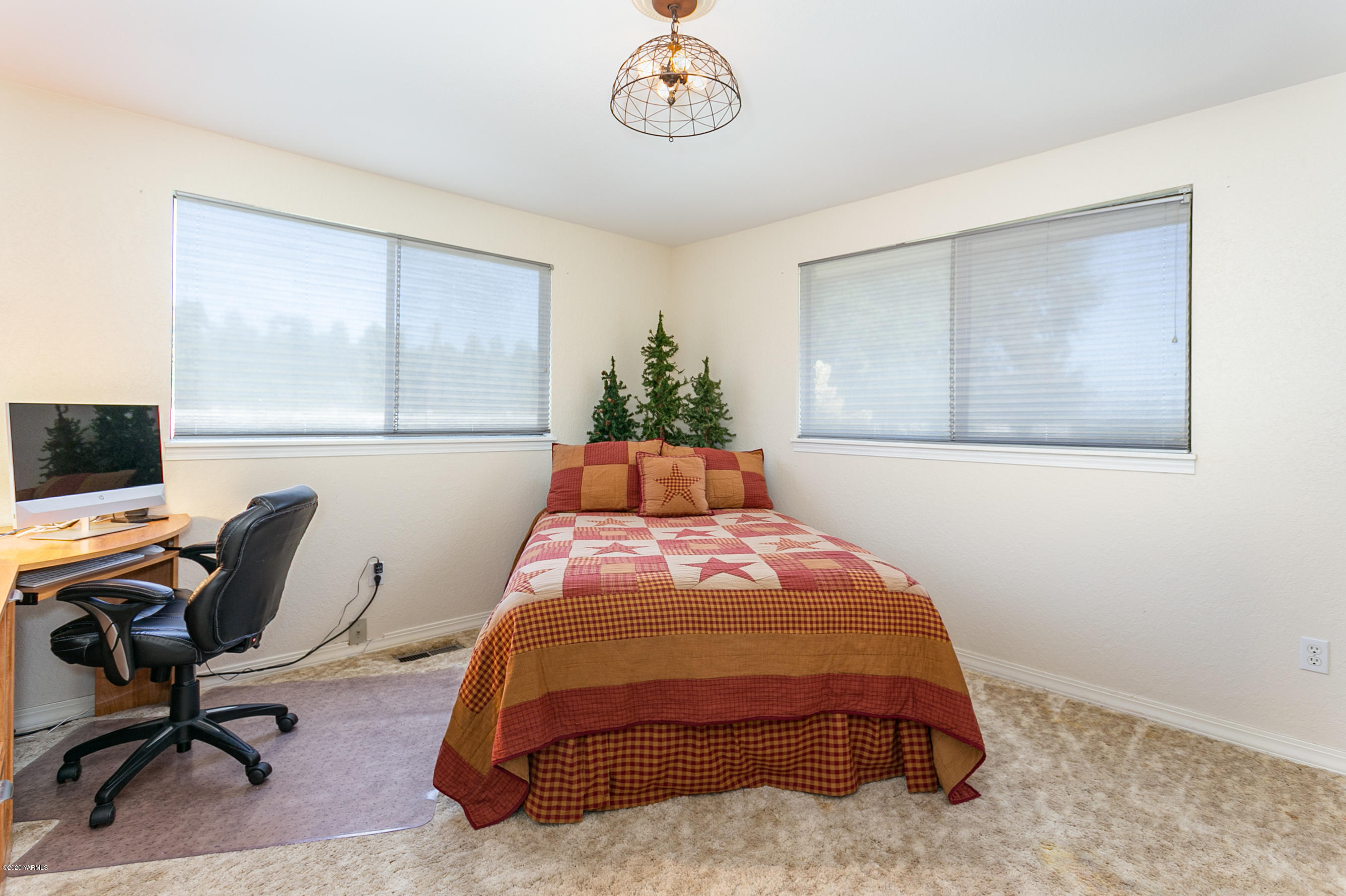2770 South Satus Road Toppenish, WA 98948 - Photo 20 of 41 a bedroom with a bed and a desk