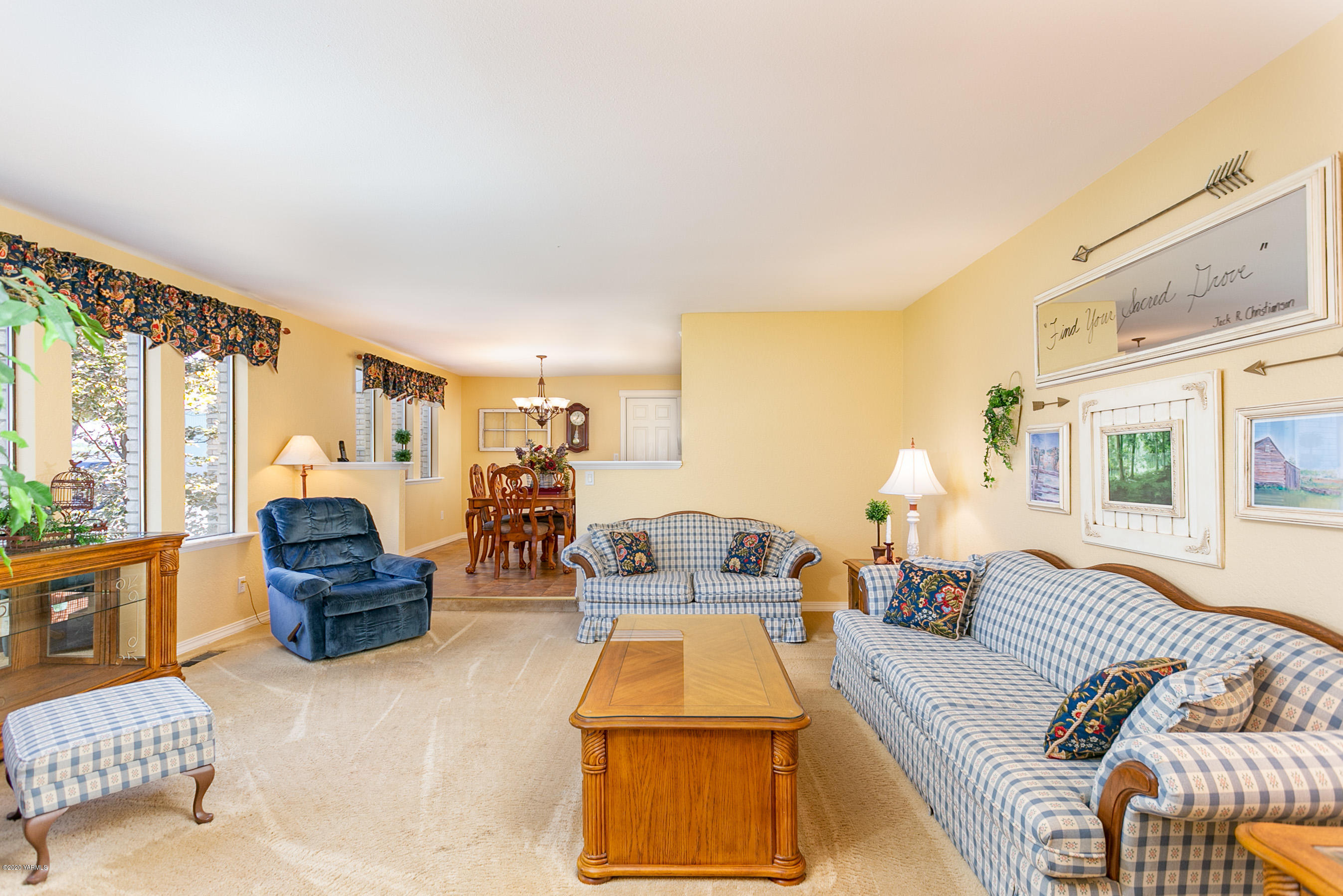 2770 South Satus Road Toppenish, WA 98948 - Photo 3 of 41 a living room with furniture and a large window