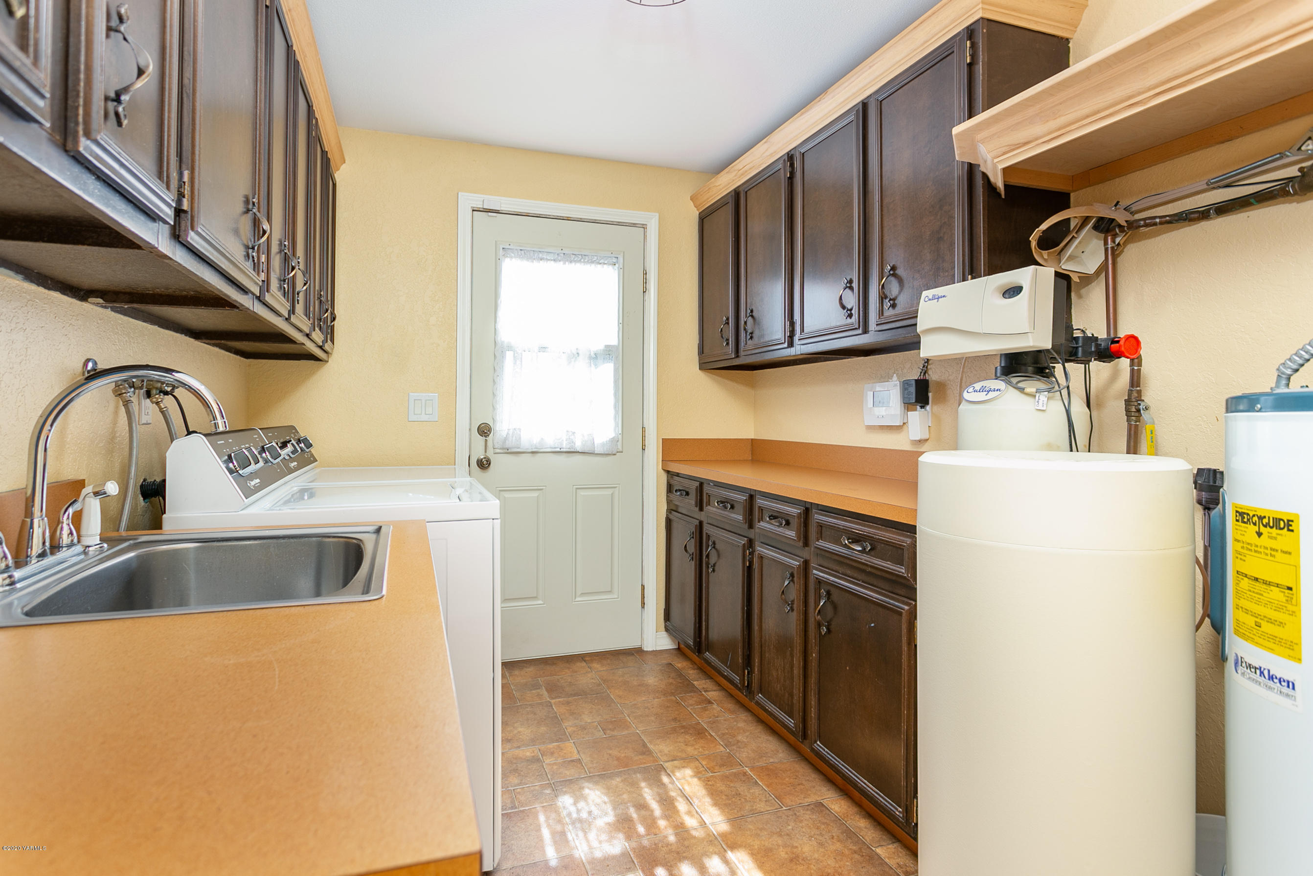 2770 South Satus Road Toppenish, WA 98948 - Photo 23 of 41 a kitchen with a sink a stove and a refrigerator