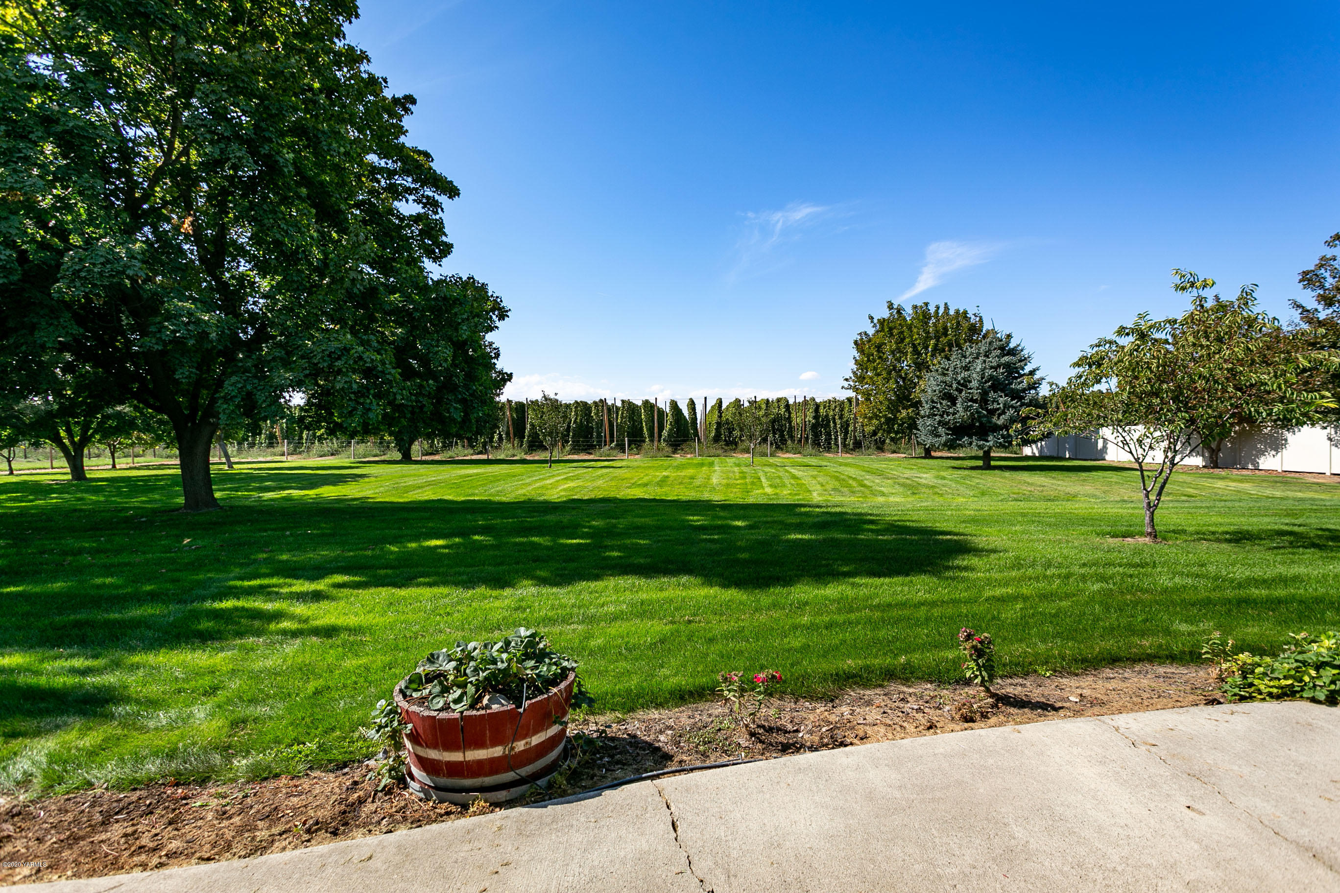 2770 South Satus Road Toppenish, WA 98948 - Photo 25 of 41 a view of a golf course with a garden