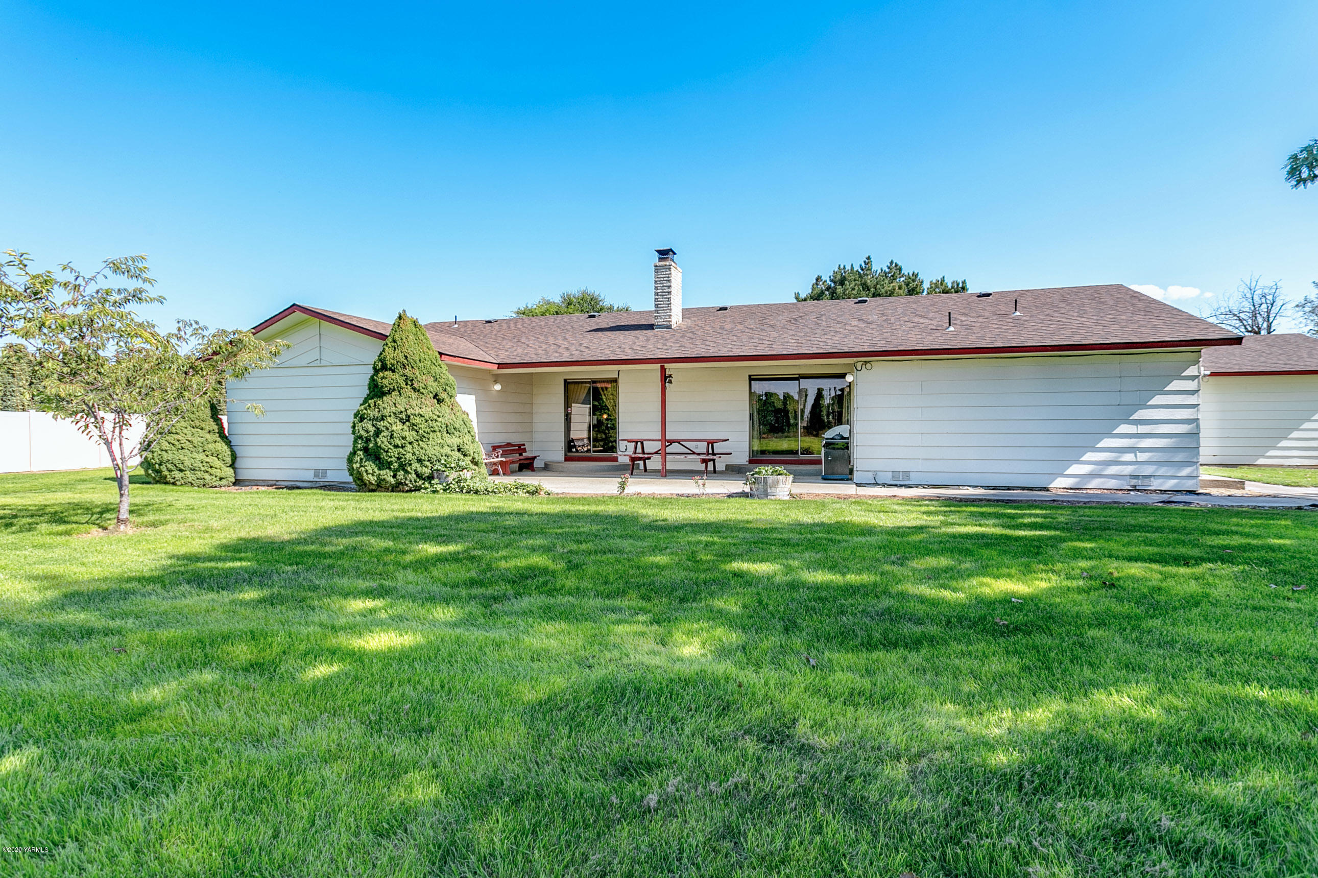 2770 South Satus Road Toppenish, WA 98948 - Photo 27 of 41 a front view of a house with a garden and yard