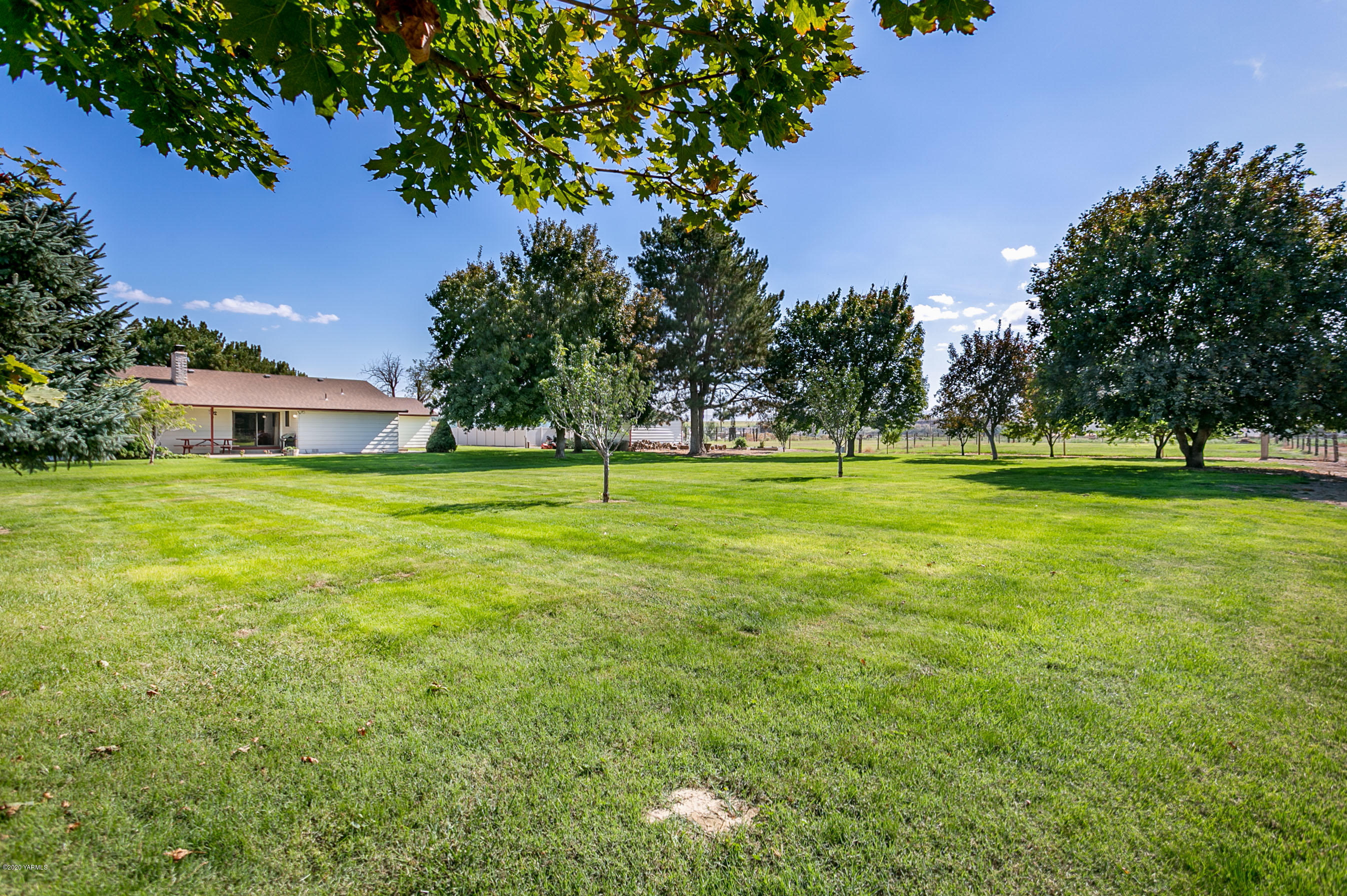 2770 South Satus Road Toppenish, WA 98948 - Photo 29 of 41 a view of a volley ball court