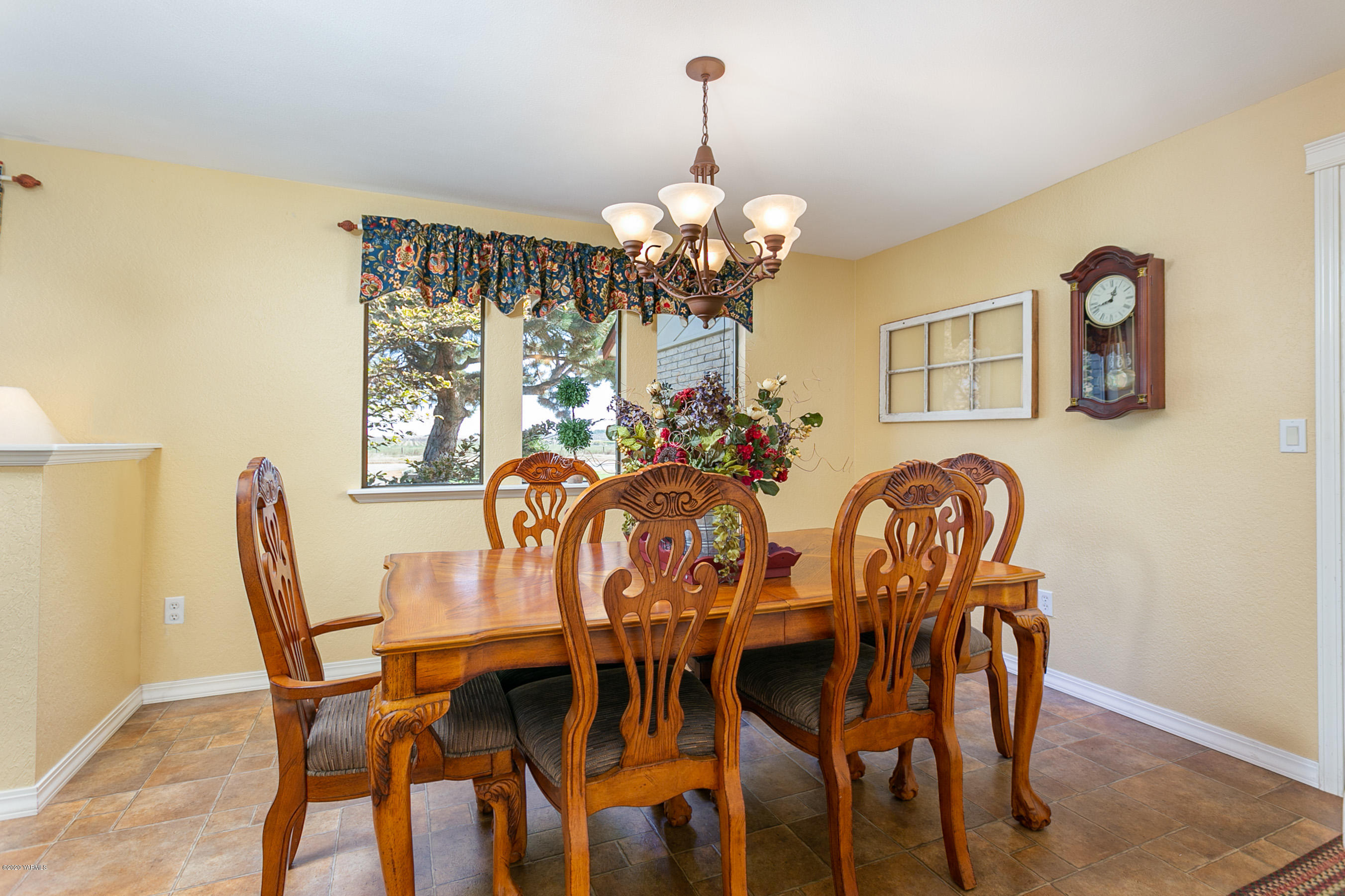 2770 South Satus Road Toppenish, WA 98948 - Photo 4 of 41 a view of a dining room with furniture and a chandelier
