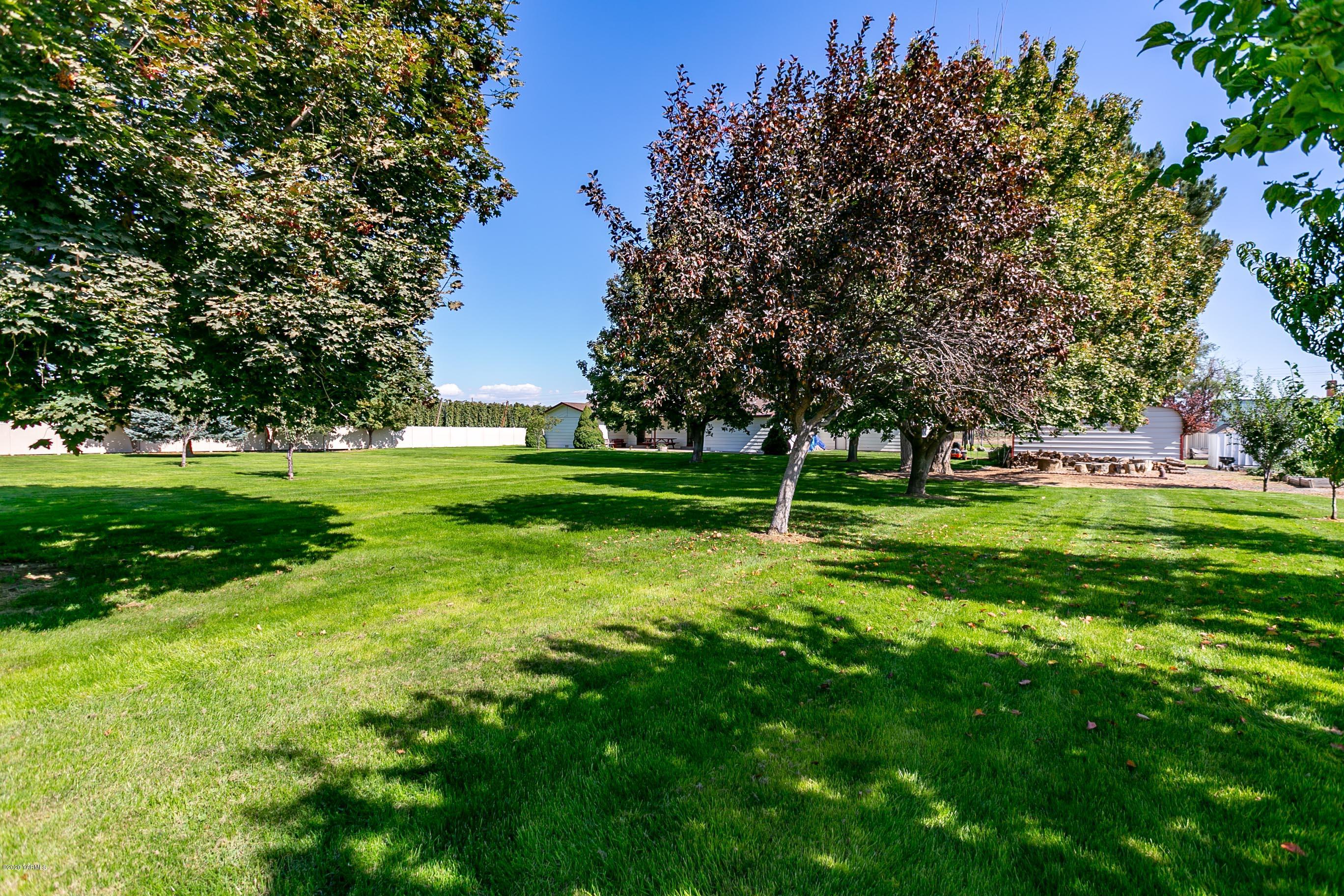 2770 South Satus Road Toppenish, WA 98948 - Photo 31 of 41 a view of grassy field with benches and trees all around