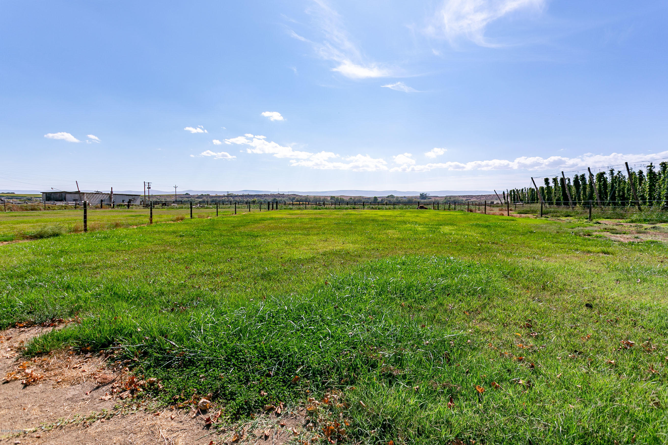 2770 South Satus Road Toppenish, WA 98948 - Photo 32 of 41 a view of a golf course with a lake
