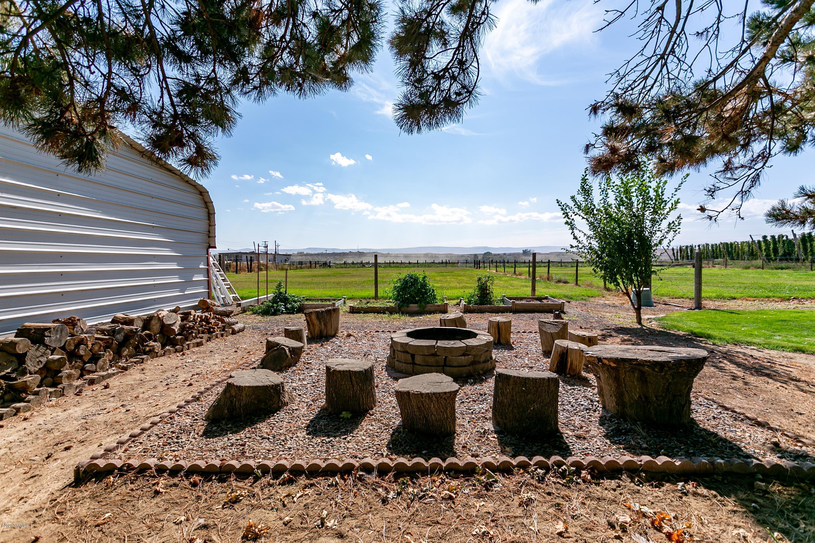 2770 South Satus Road Toppenish, WA 98948 - Photo 34 of 41 a group of table sitting in middle of garden