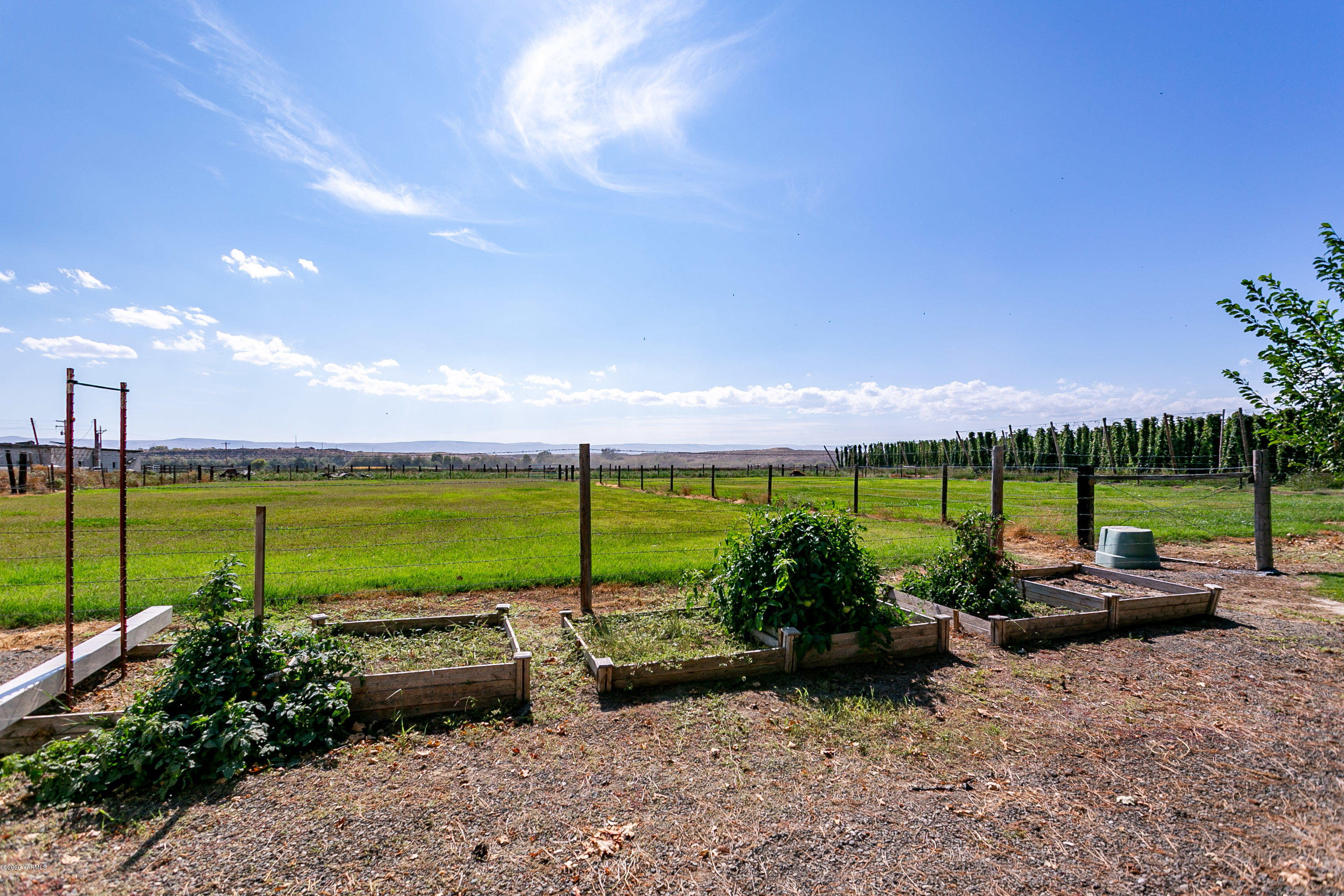 2770 South Satus Road Toppenish, WA 98948 - Photo 35 of 41 a view of a garden with a slide