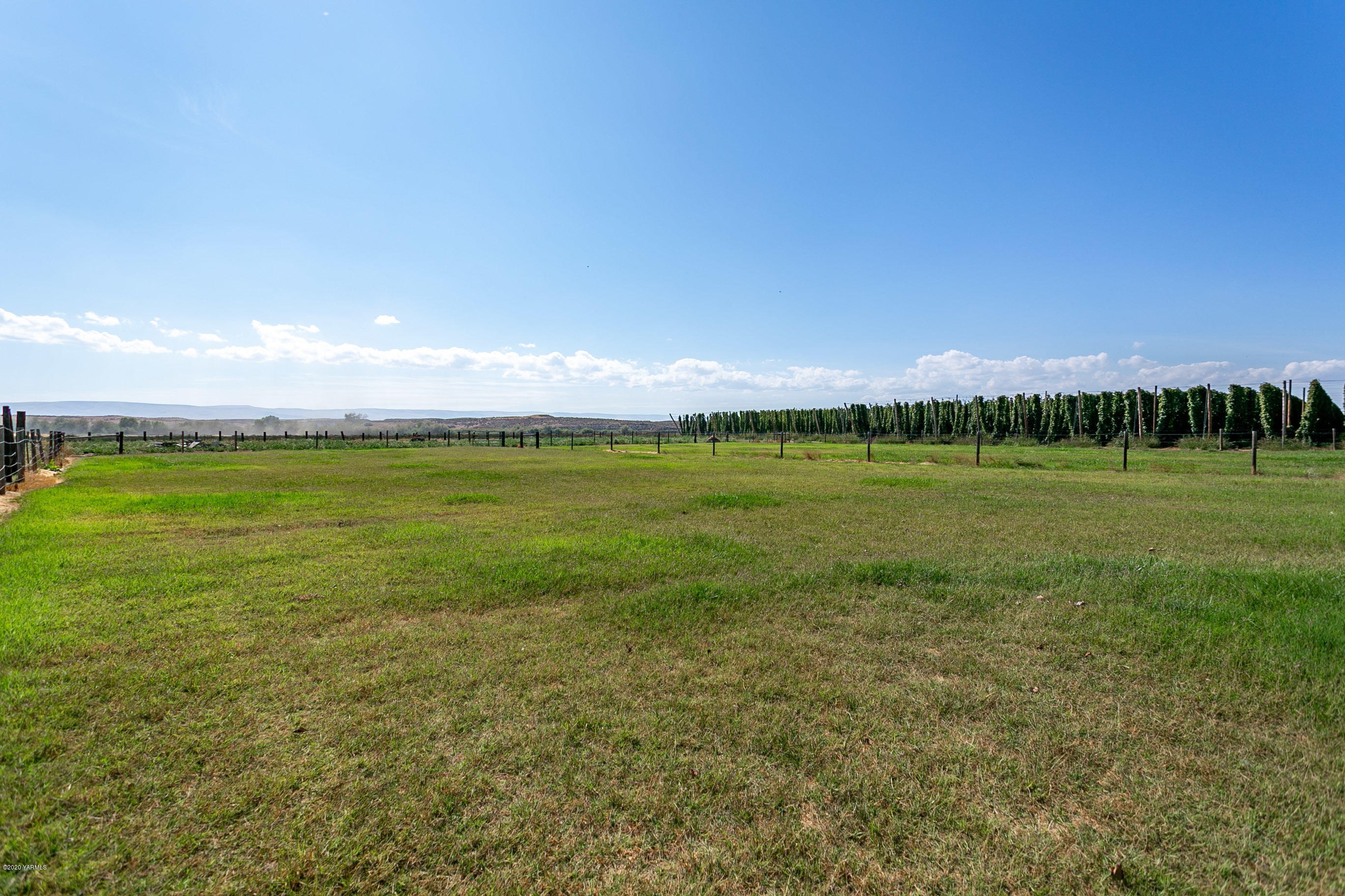 2770 South Satus Road Toppenish, WA 98948 - Photo 37 of 41 a view of a lake with a city