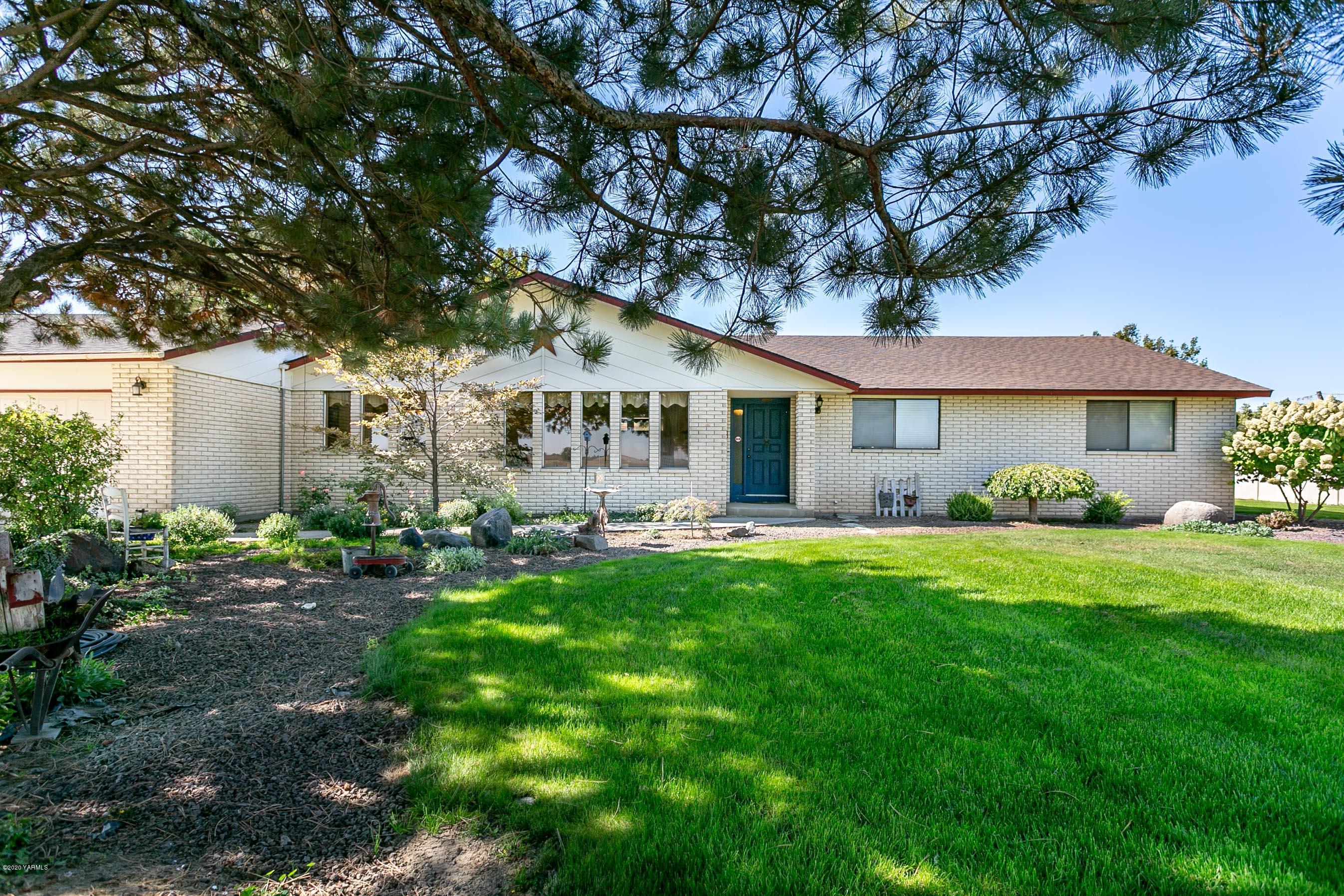 2770 South Satus Road Toppenish, WA 98948 - Photo 38 of 41 a front view of a house with a garden
