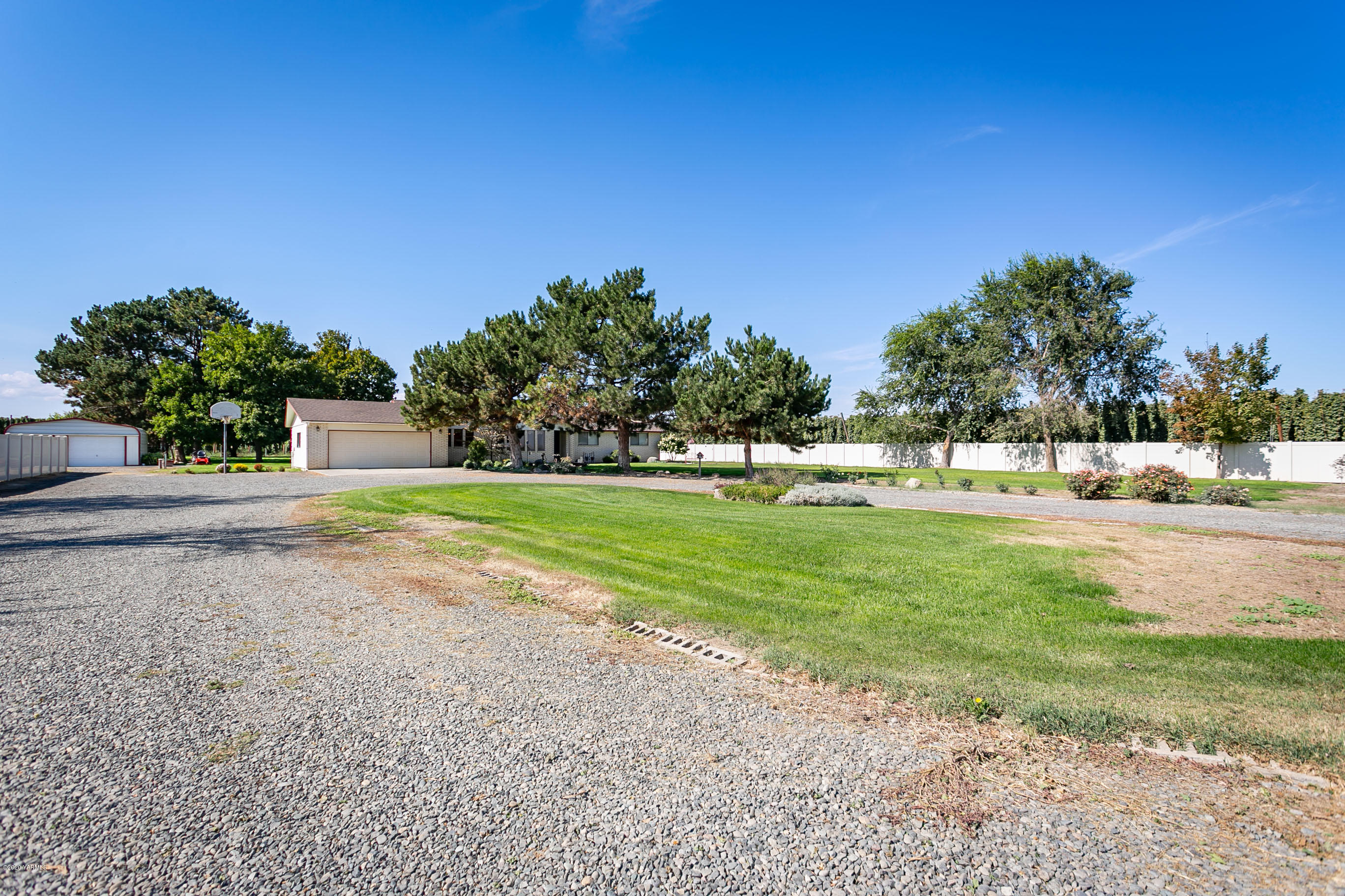 2770 South Satus Road Toppenish, WA 98948 - Photo 40 of 41 a view of grassy field with trees
