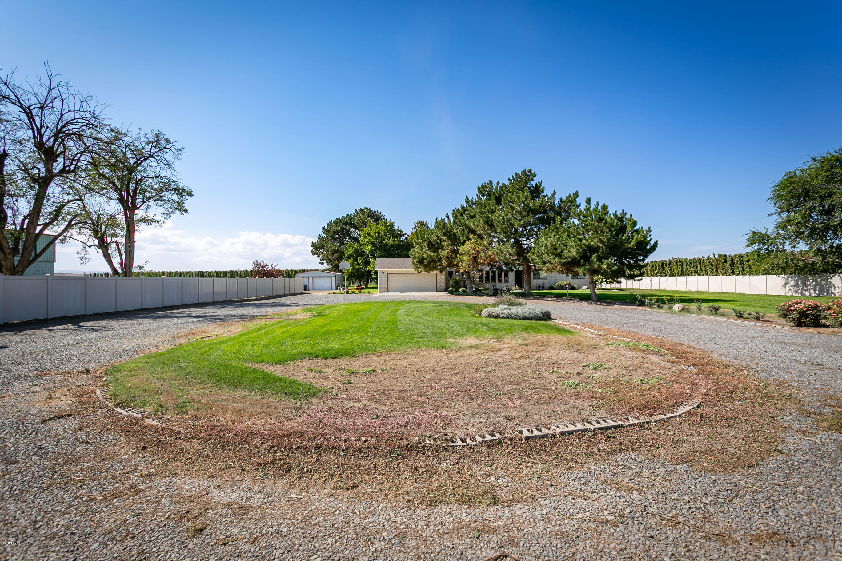 2770 South Satus Road Toppenish, WA 98948 - Photo 41 of 41 a view of a garden with a trampoline