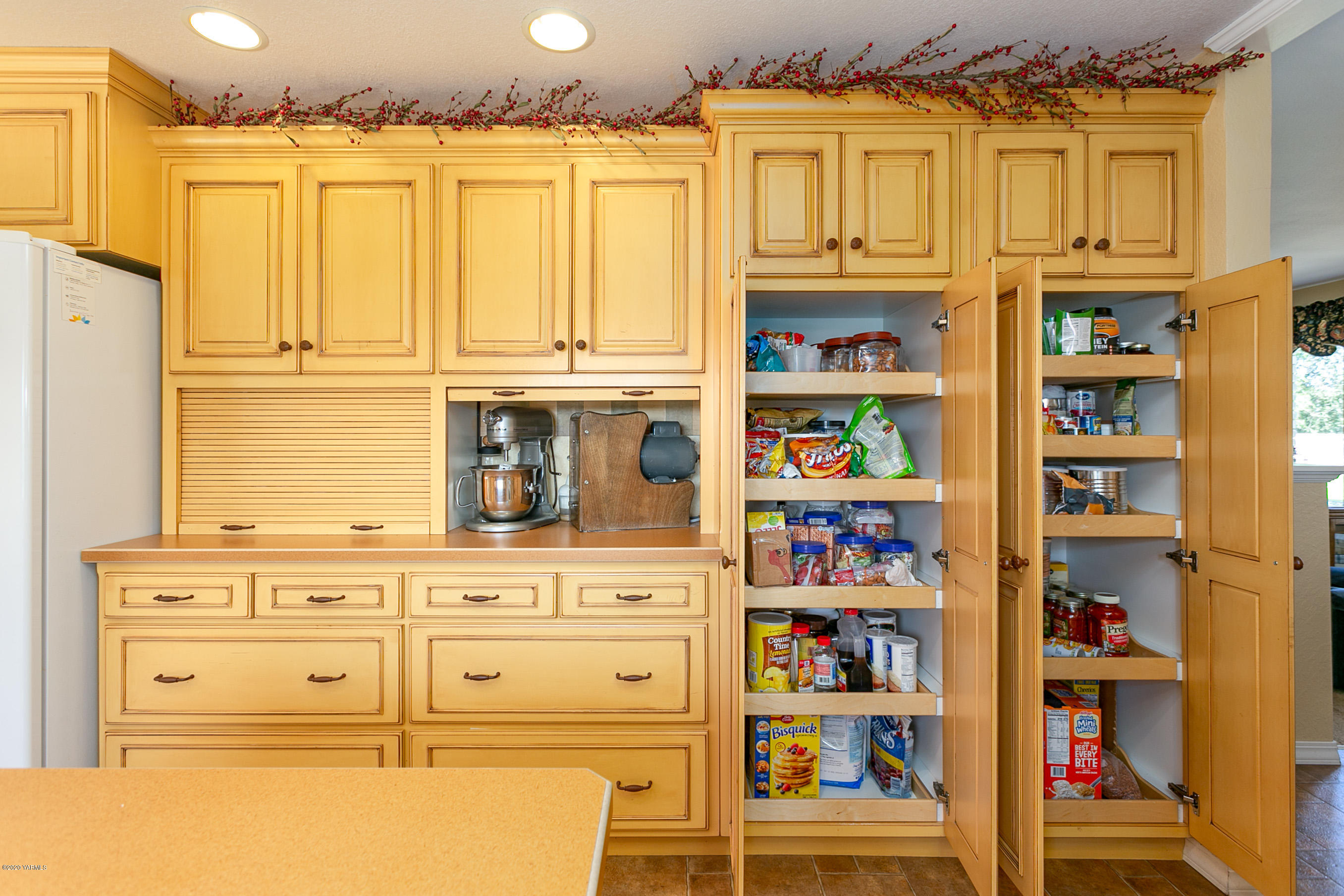 2770 South Satus Road Toppenish, WA 98948 - Photo 9 of 41 a view of kitchen with cabinets and window