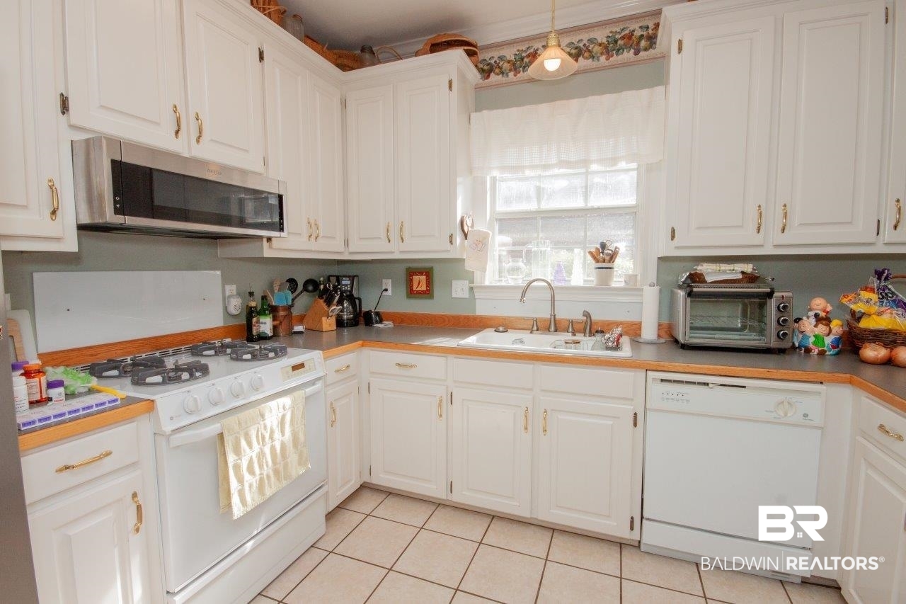8779 Pine Run Daphne, AL 36527 - Photo 11 of 40 Kitchen